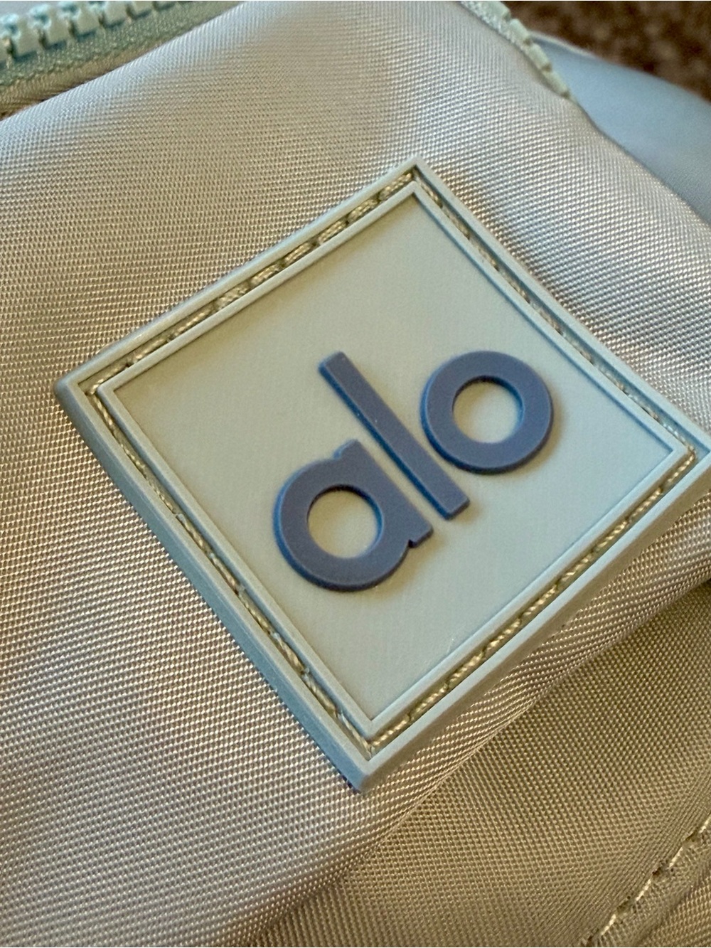 ALO Yoga Light Green Belt Bag / Fanny Pack - Picture 13 of 16